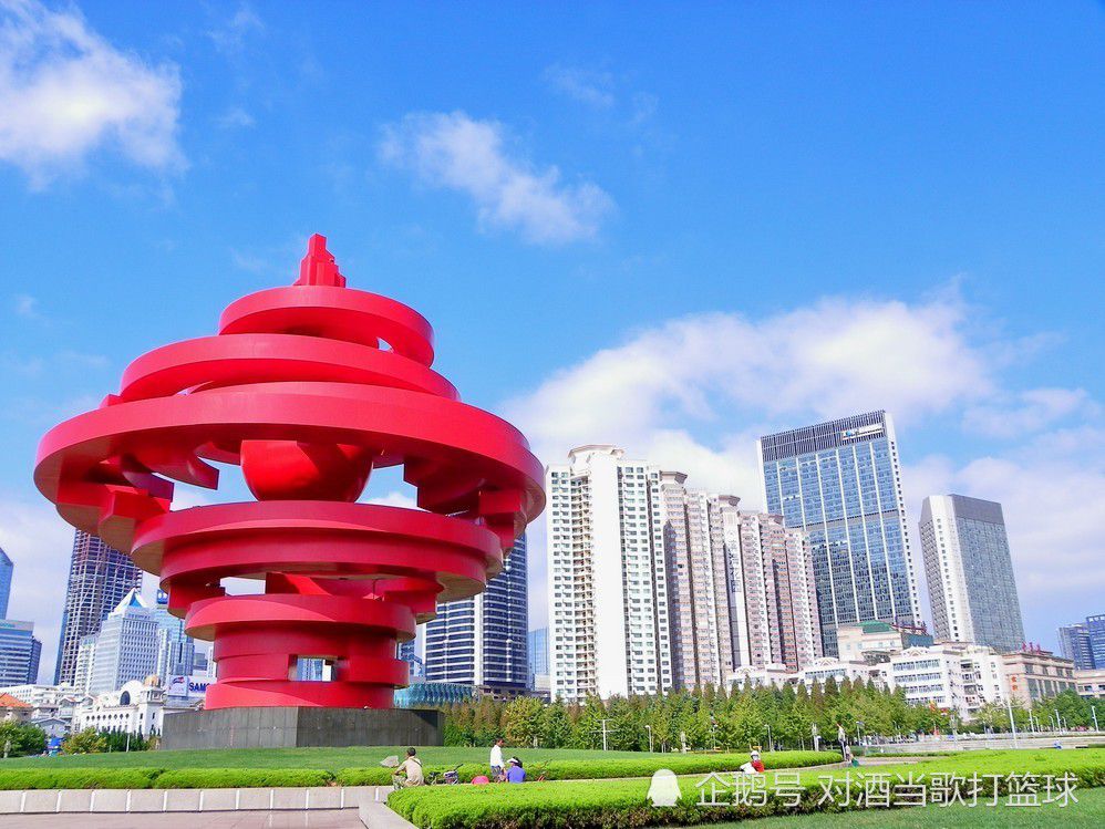 就象小鲁刚才所说的，通过写实和写意，表现了社会的混乱和人本体的混乱。